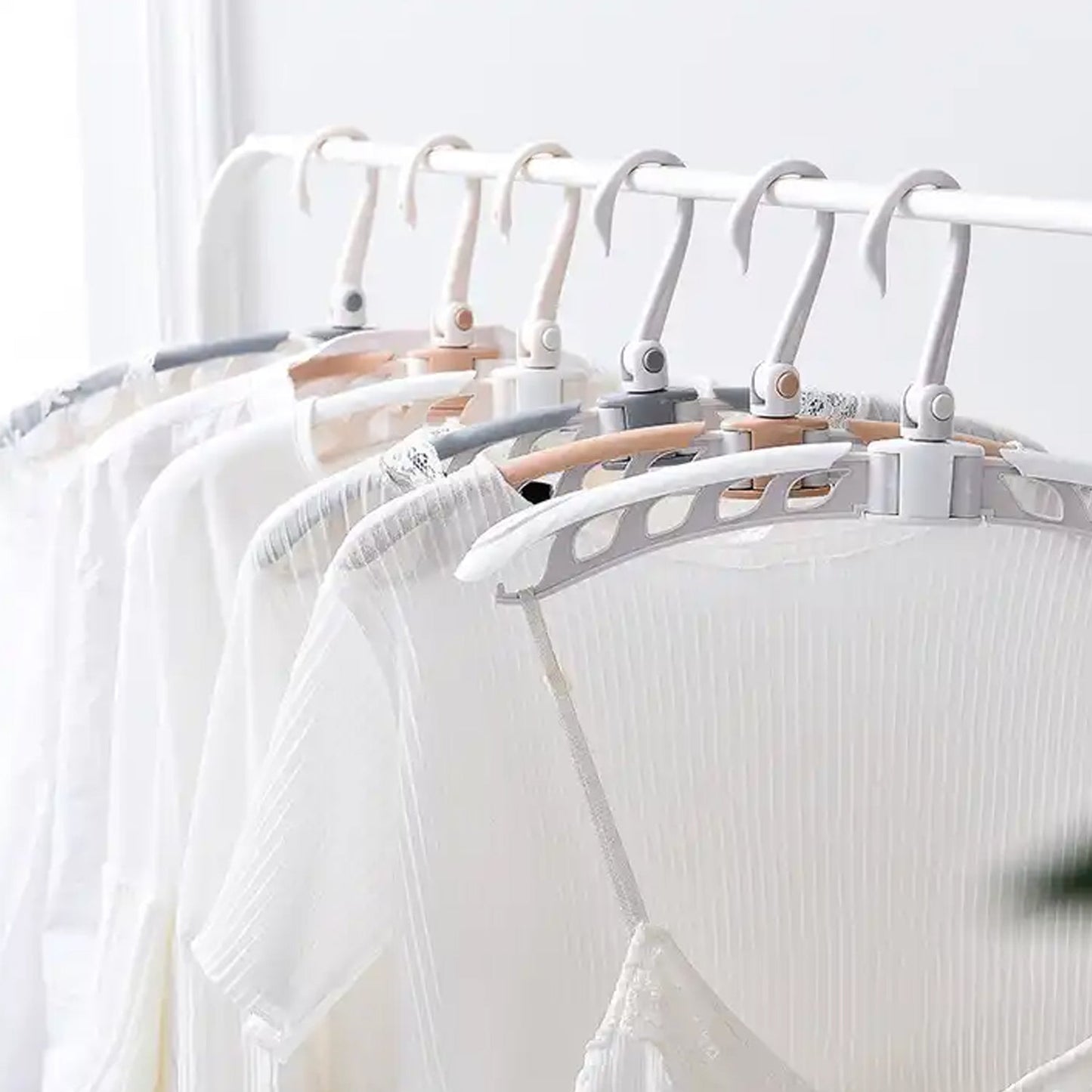 Travel-Ready Folding Hanger – 360° Rotating, -Friendly