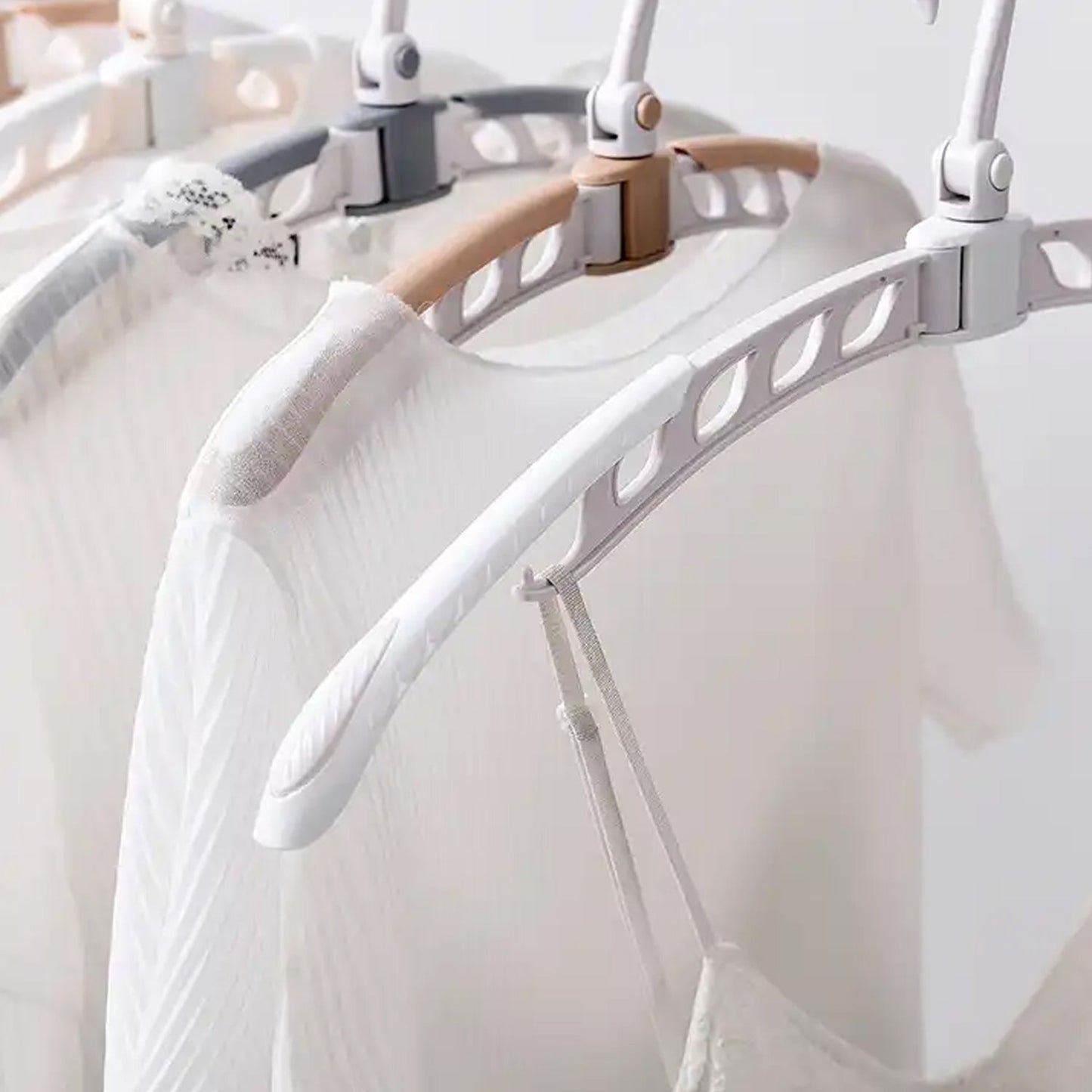 Travel-Ready Folding Hanger – 360° Rotating, -Friendly