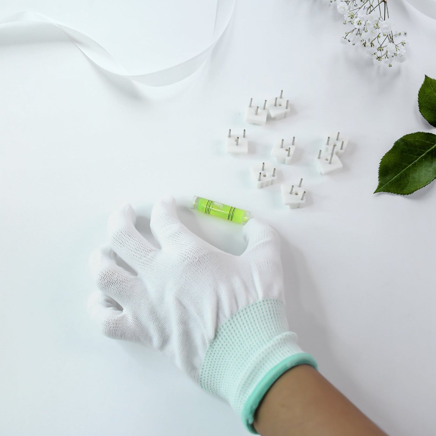 Mini spirit level from the picture hanging kit to ensure accurate alignment