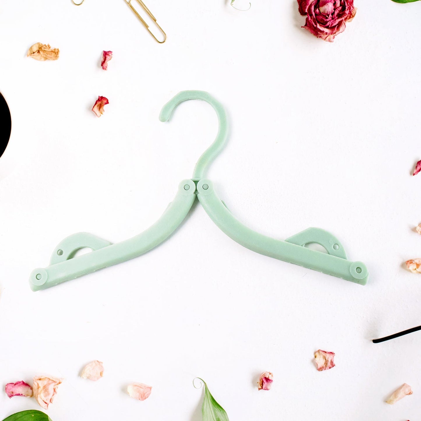 Space-Saving Travel Hangers – Compact 4-Pack for Easy