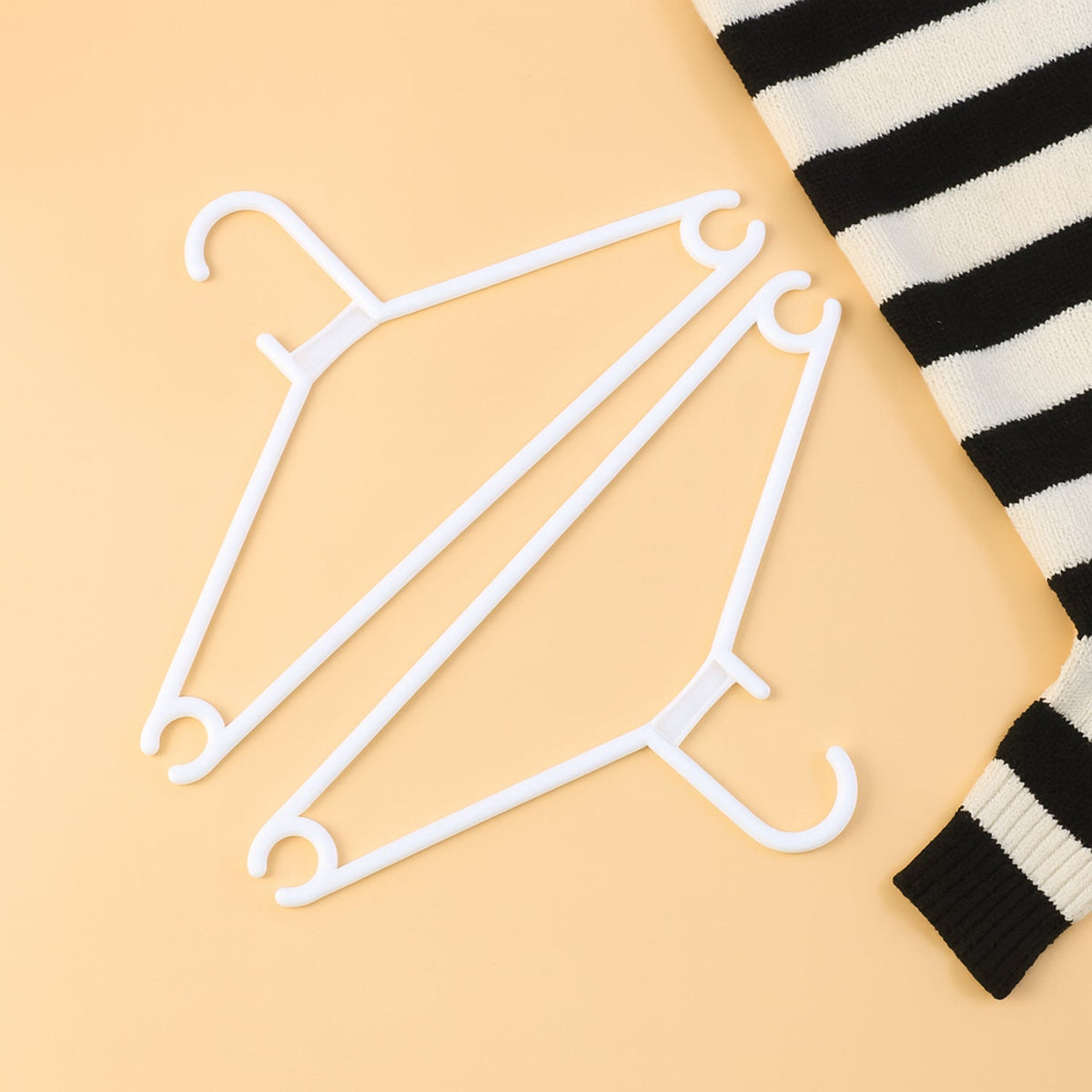Space-Saving Plastic Clothes Hangers – Durable & Set