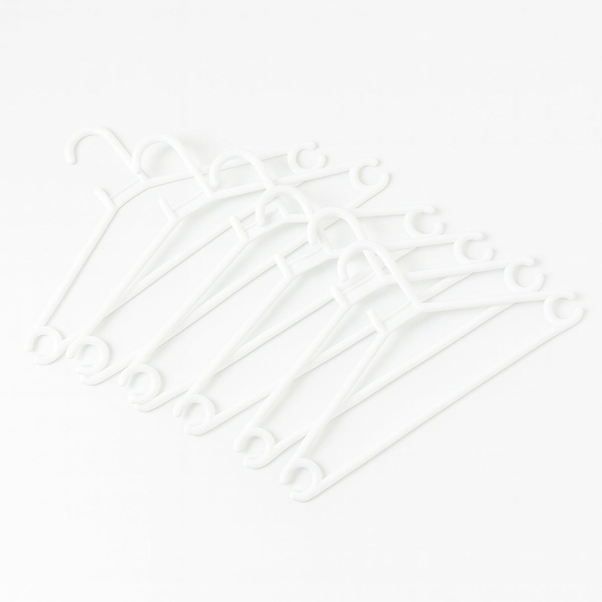 Space-Saving Plastic Clothes Hangers – Durable & Set