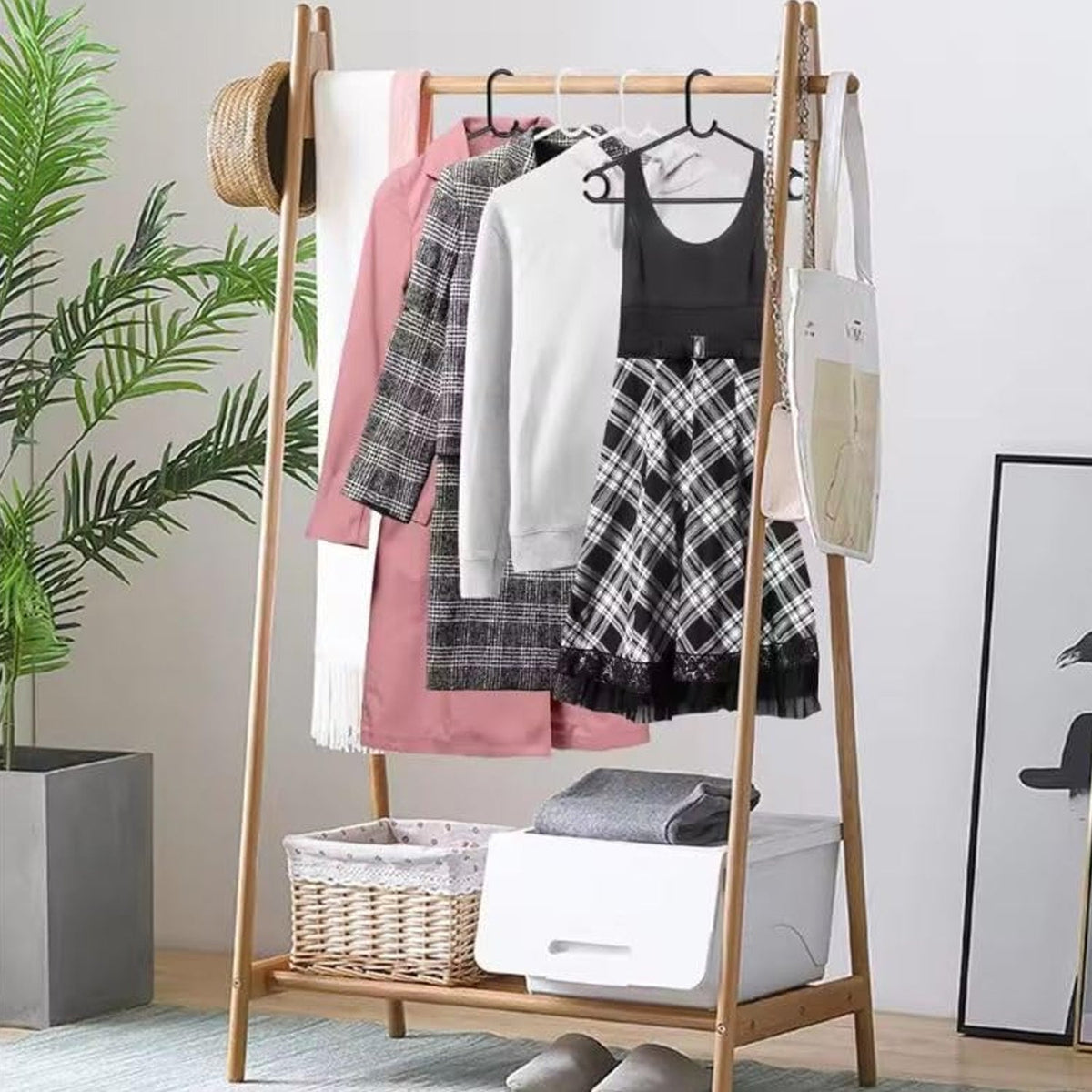 Space-Saving Plastic Clothes Hangers – Durable & Set