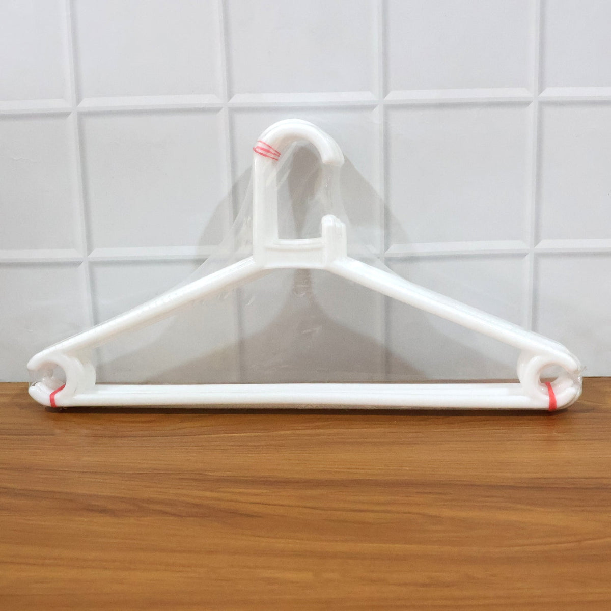 Space-Saving Plastic Clothes Hangers – Durable & Set
