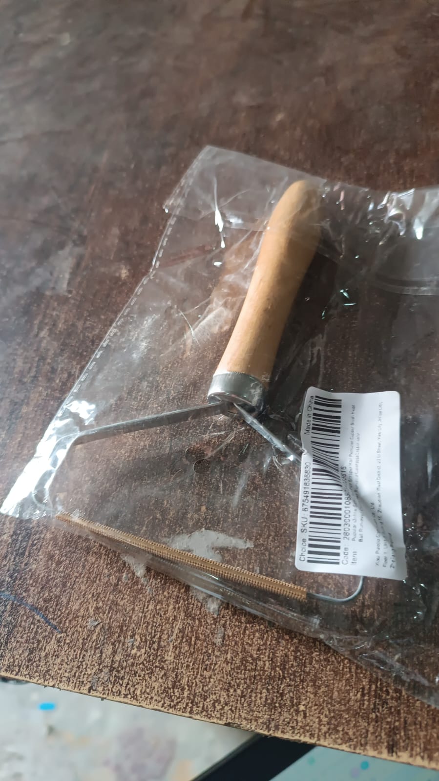 Lint Remover – Double-Sided with Wooden Handle