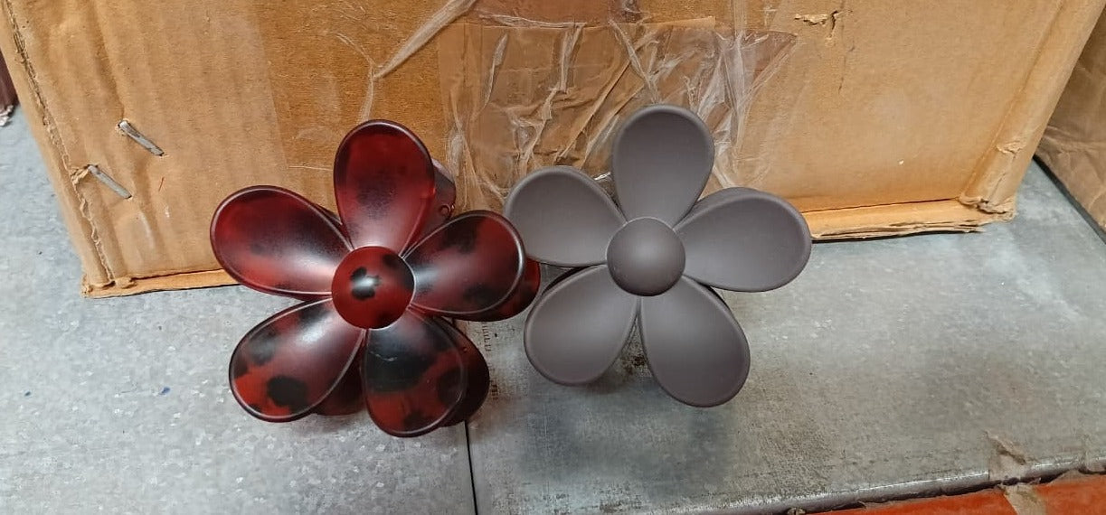 Flower Hair Clip – Elegant Plastic Claw for Secure Hold