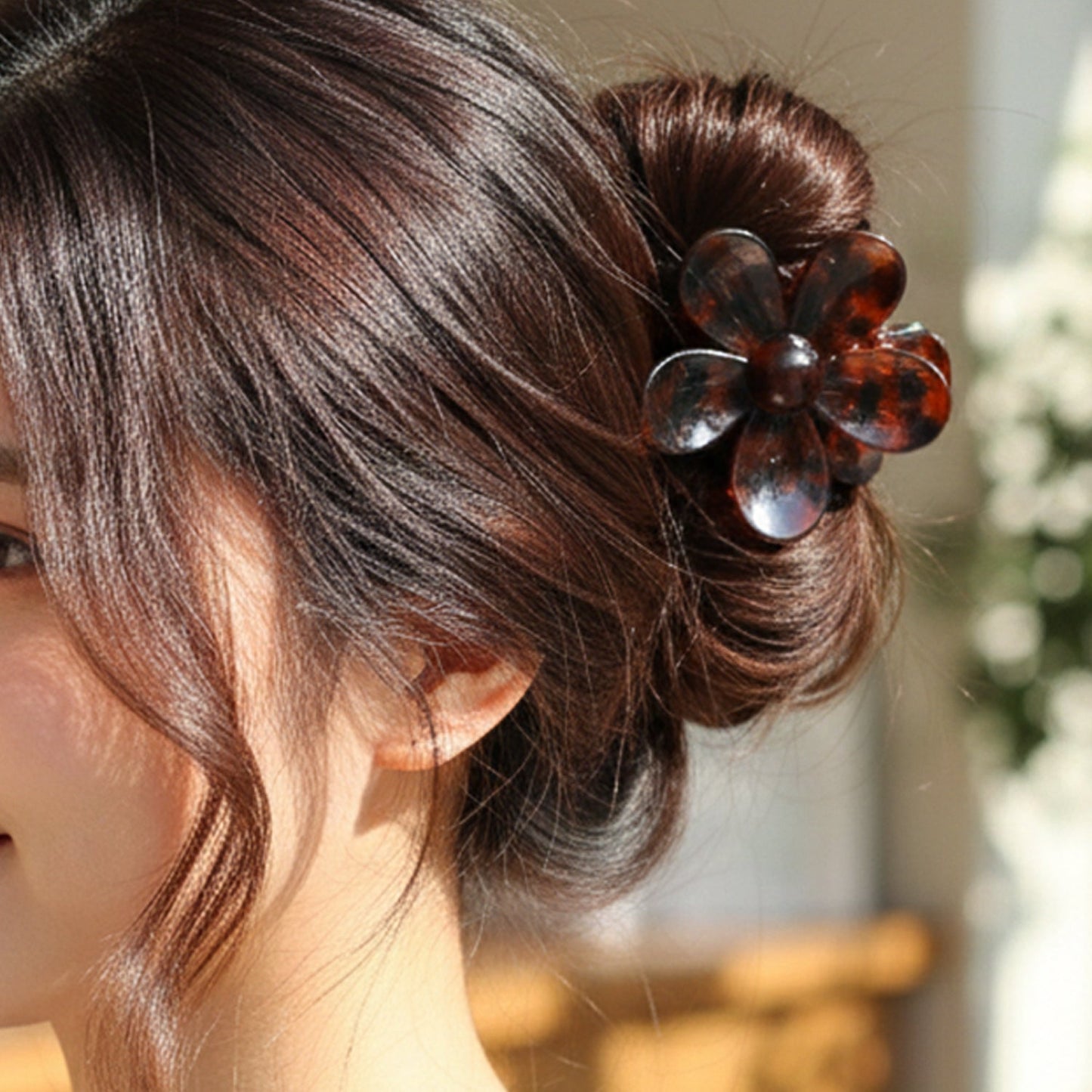 Flower Hair Clip – Elegant Plastic Claw for Secure Hold