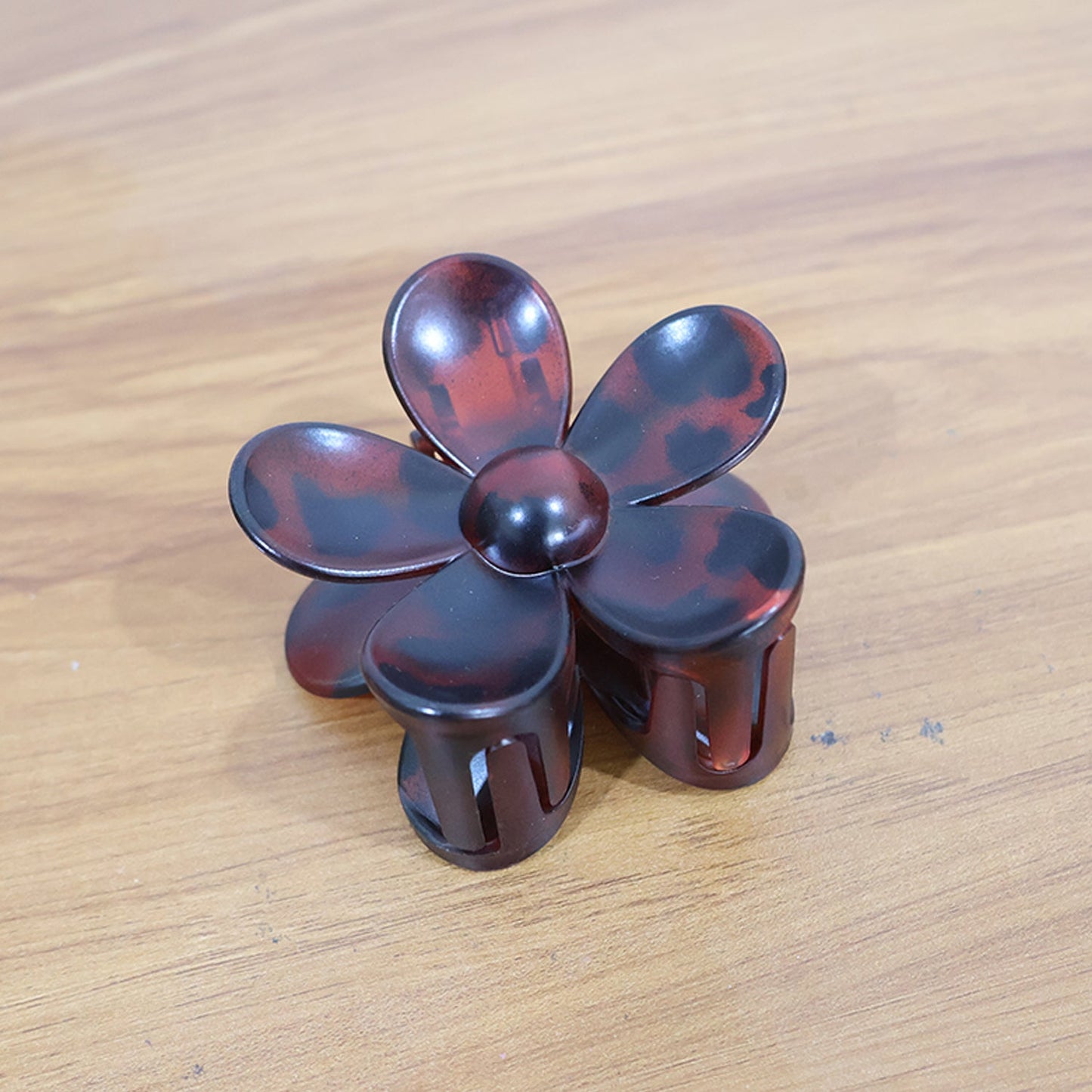 Flower Hair Clip – Elegant Plastic Claw for Secure Hold